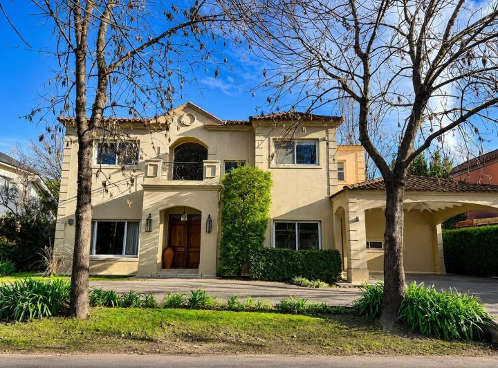 Casa · 320m² · 7 Ambientes · 1 Cochera