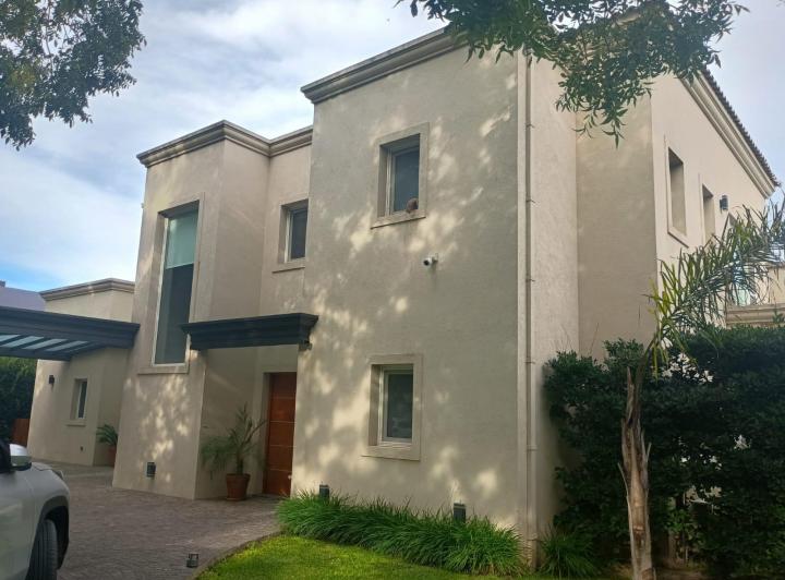 Casa · 360m² · 6 Ambientes · 2 Cocheras