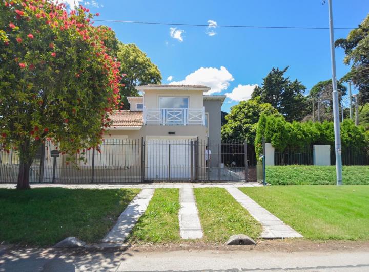 Casa · 145m² · 4 Ambientes · 1 Cochera
