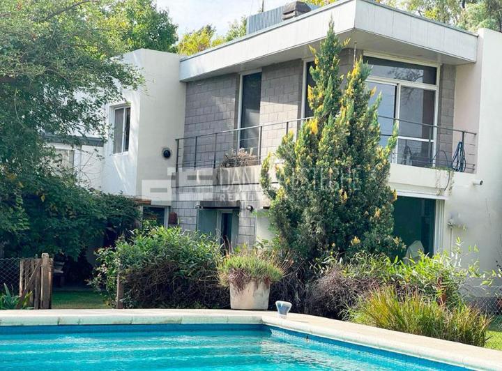 Casa · 251m² · 5 Ambientes · 2 Cocheras