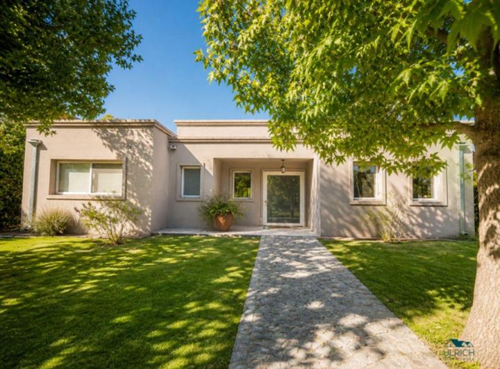 Casa · 220m² · 6 Ambientes · 1 Cochera