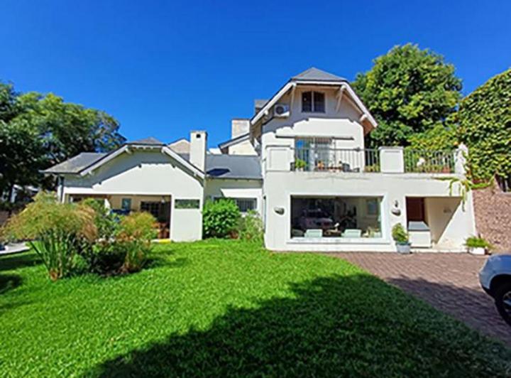 Casa · 280m² · 5 Ambientes · 2 Cocheras