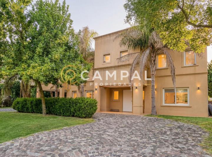 Casa · 310m² · 5 Ambientes · 2 Cocheras