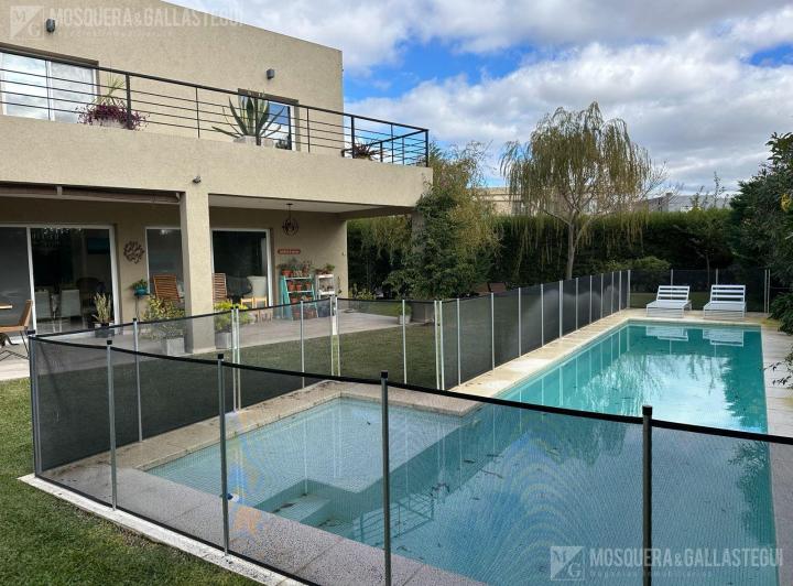 Casa · 166m² · 4 Ambientes · 6 Cocheras