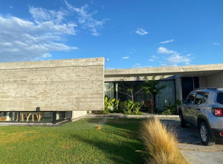 Casa · 155m² · 4 Ambientes · 2 Cocheras