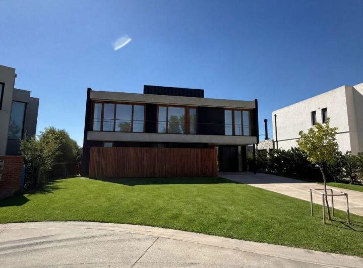 Casa · 252m² · 7 Ambientes · 1 Cochera