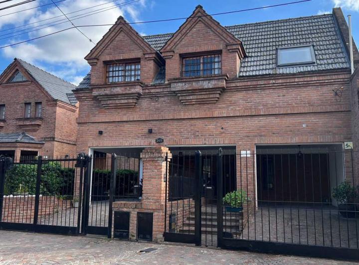 Casa · 211m² · 6 Ambientes · 1 Cochera