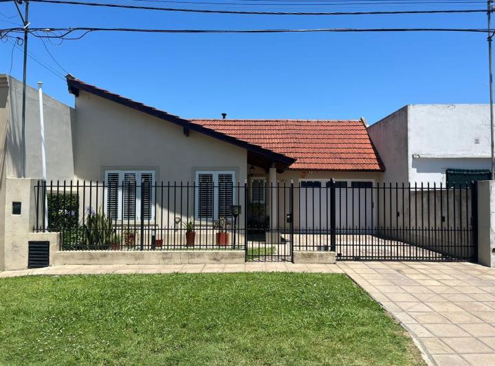 Casa · 194m² · 6 Ambientes · 2 Cocheras