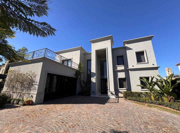 Casa · 490m² · 7 Ambientes · 5 Cocheras