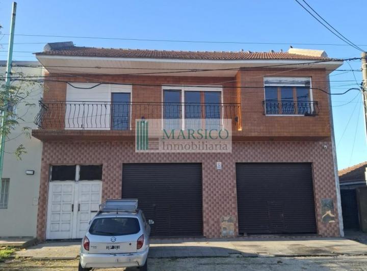 Casa · 240m² · 4 Ambientes · 2 Cocheras