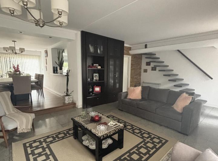 Casa · 226m² · 5 Ambientes · 1 Cochera