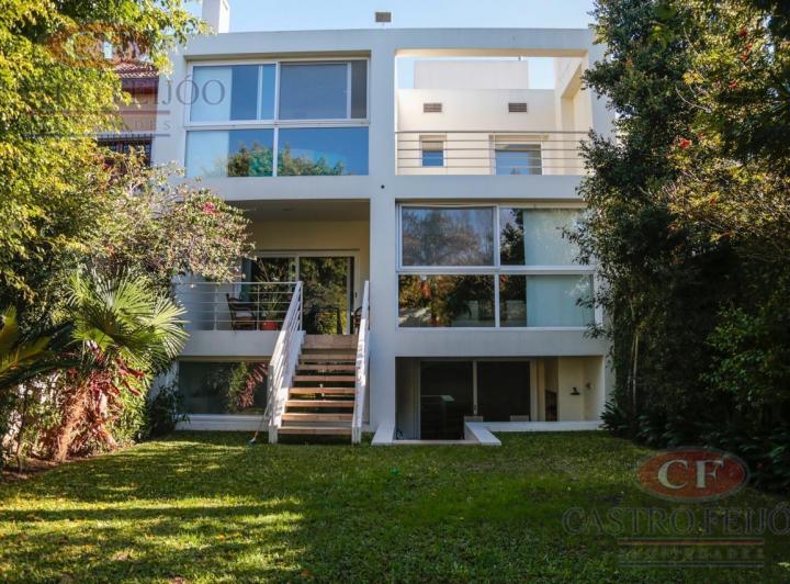 Casa · 380m² · 8 Ambientes · 4 Cocheras