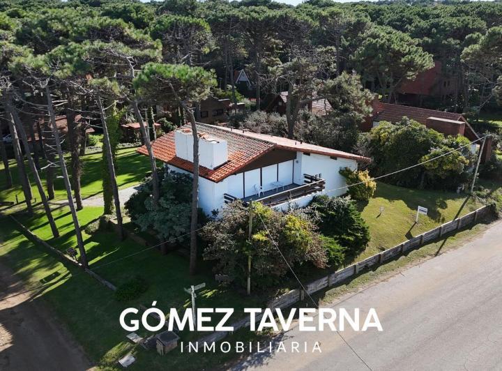 Casa · 273m² · 4 Ambientes · 2 Cocheras