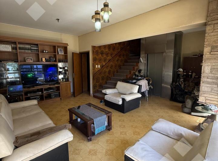 Casa · 344m² · 8 Ambientes · 3 Cocheras