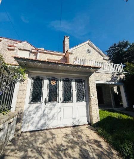 Casa · 350m² · 7 Ambientes · 2 Cocheras