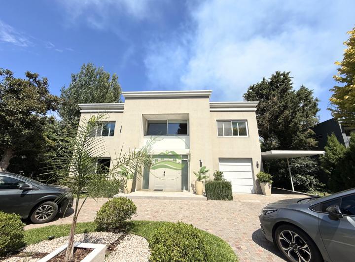 Casa · 450m² · 7 Ambientes · 1 Cochera