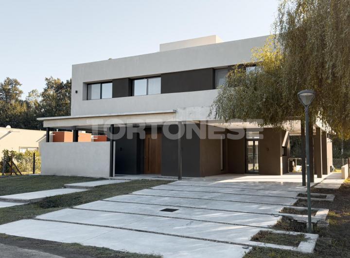 Casa · 174m² · 5 Ambientes · 4 Cocheras