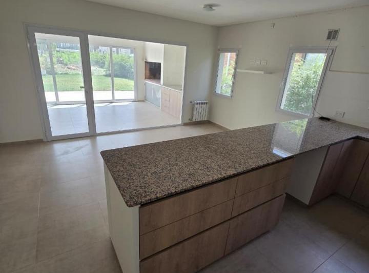 Casa · 100m² · 4 Ambientes · 1 Cochera