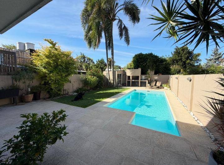 Casa · 220m² · 6 Ambientes · 1 Cochera