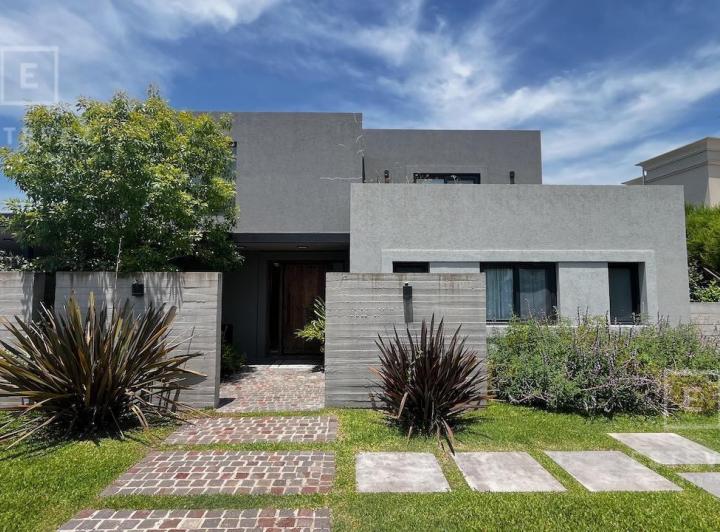 Casa · 240m² · 5 Ambientes · 4 Cocheras