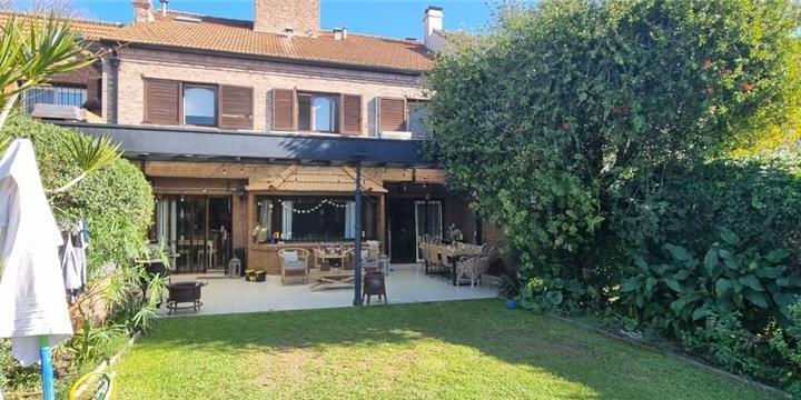 Casa · 240m² · 6 Ambientes · 2 Cocheras