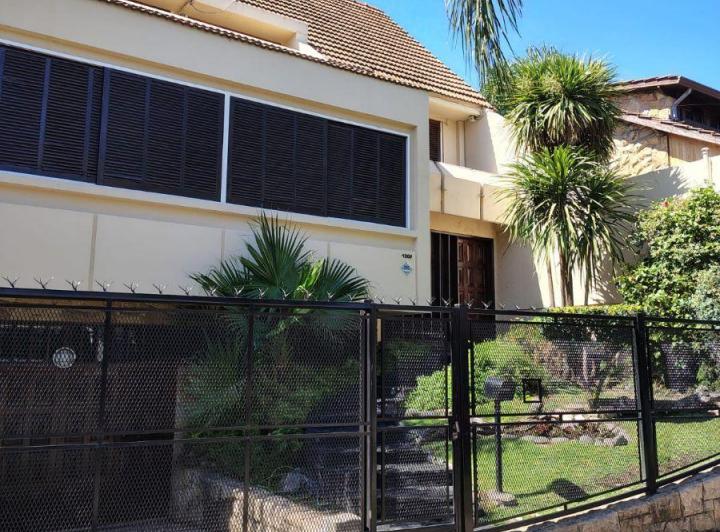 Casa · 245m² · 5 Ambientes · 1 Cochera