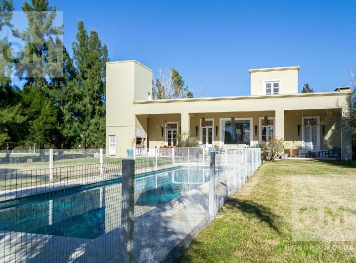 Casa · 247m² · 5 Ambientes · 2 Cocheras