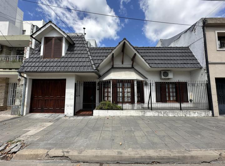 Casa · 180m² · 6 Ambientes · 1 Cochera