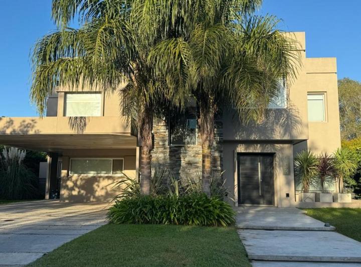 Casa · 320m² · 5 Ambientes · 4 Cocheras