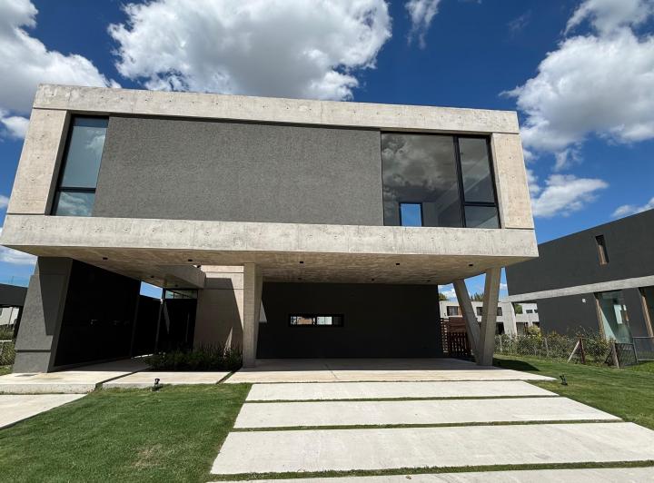 Casa · 277m² · 7 Ambientes · 2 Cocheras