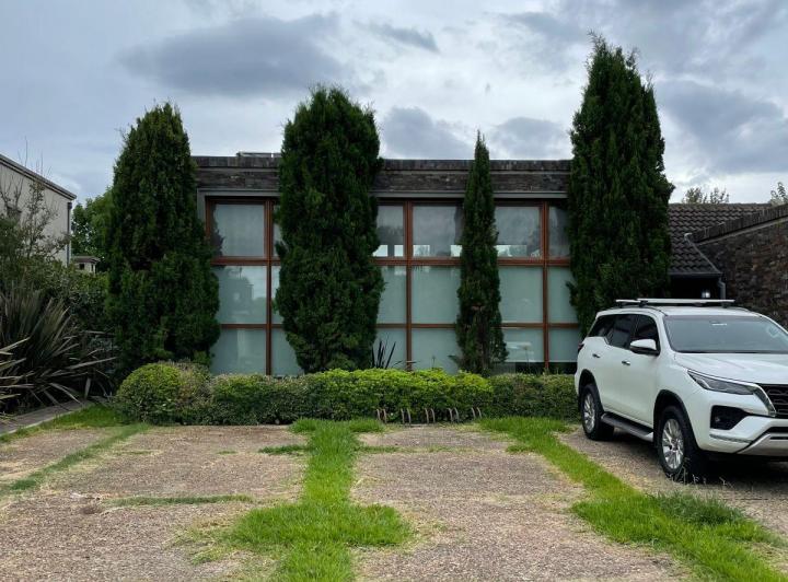 Casa · 300m² · 6 Ambientes · 1 Cochera