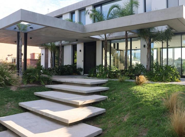 Casa · 230m² · 6 Ambientes · 2 Cocheras