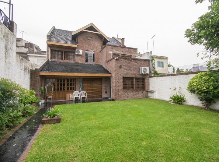 Casa · 243m² · 5 Ambientes · 1 Cochera
