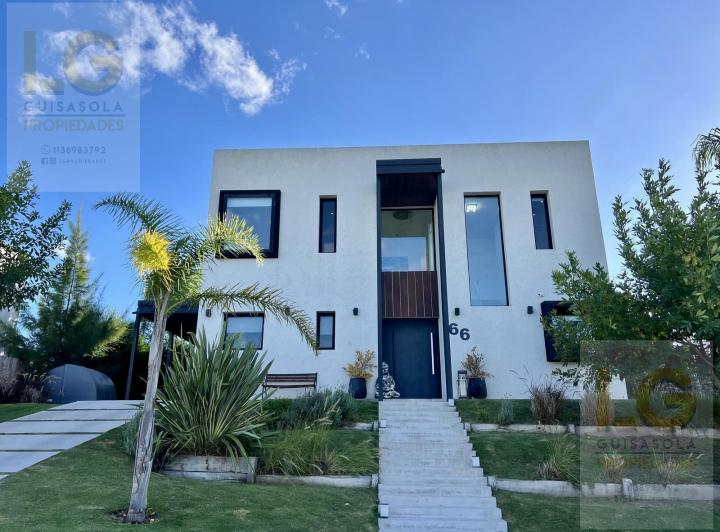 Casa · 210m² · 4 Ambientes · 4 Cocheras