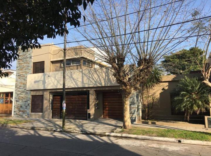 Casa · 255m² · 6 Ambientes · 2 Cocheras