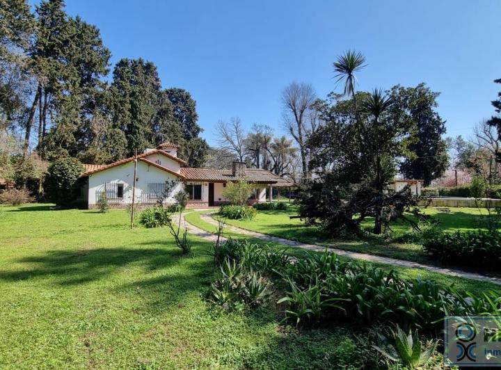 Casa · 3537m² · 6 Ambientes · 1 Cochera