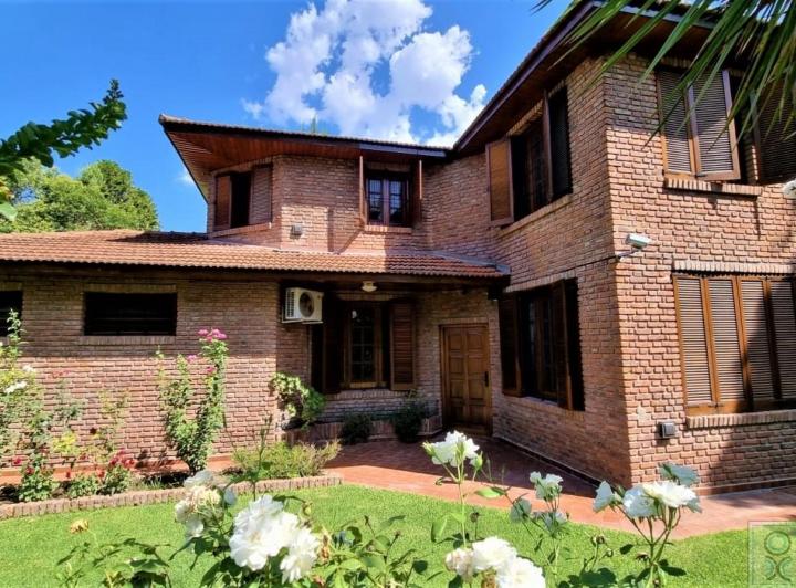 Casa · 330m² · 11 Ambientes · 4 Cocheras