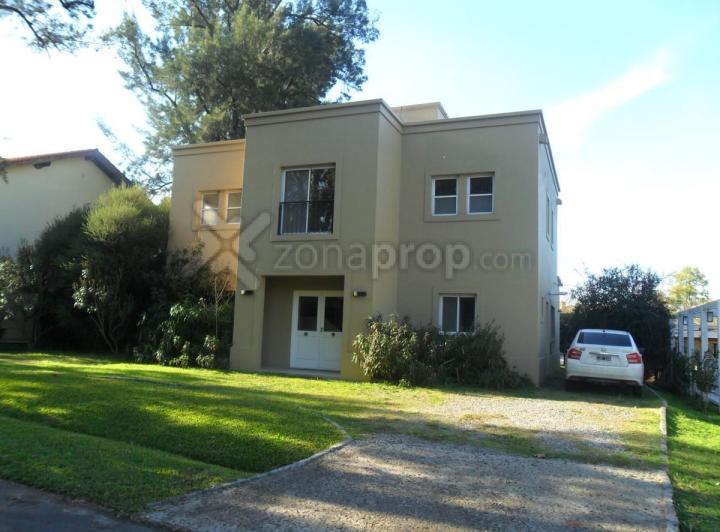 Casa · 220m² · 6 Ambientes · 2 Cocheras