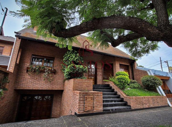 Casa · 280m² · 6 Ambientes · 3 Cocheras