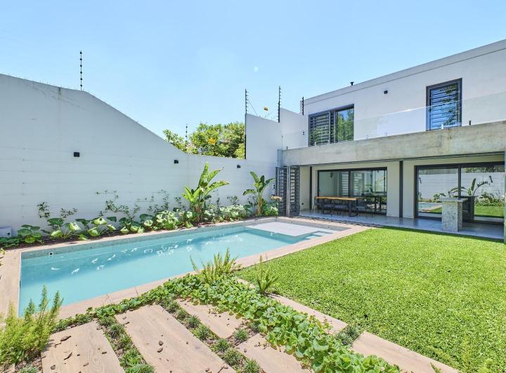 Casa · 244m² · 6 Ambientes · 4 Cocheras