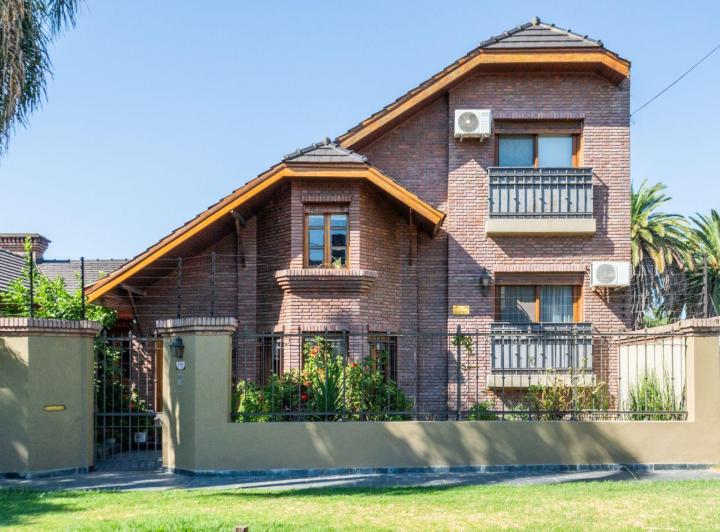 Casa · 300m² · 4 Ambientes · 2 Cocheras