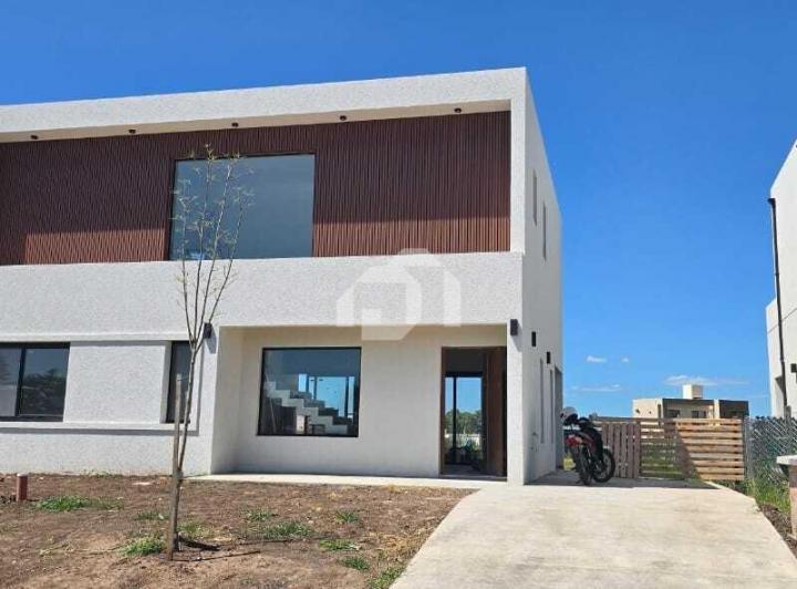 Casa · 163m² · 5 Ambientes · 2 Cocheras