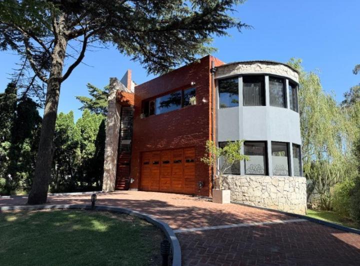 Casa · 275m² · 4 Ambientes · 4 Cocheras