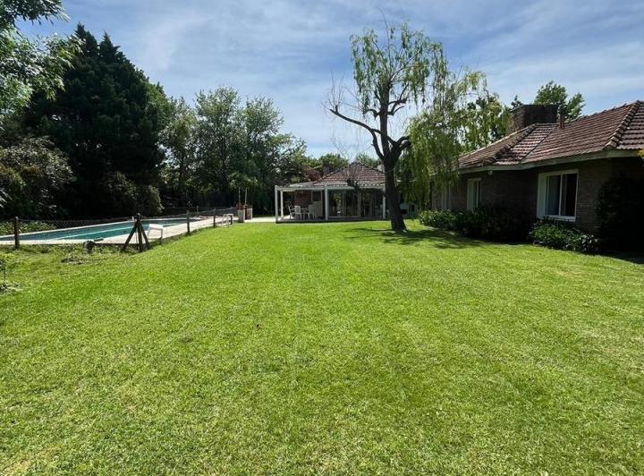 Casa · 1800m² · 3 Dormitorios · 1 Cochera