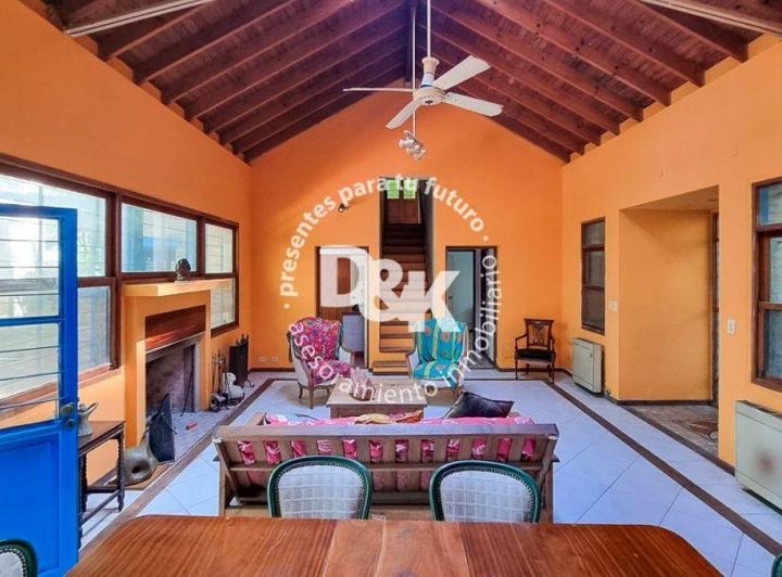 Casa · 235m² · 6 Ambientes · 2 Cocheras