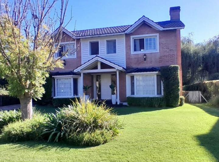Casa · 232m² · 5 Ambientes · 4 Cocheras