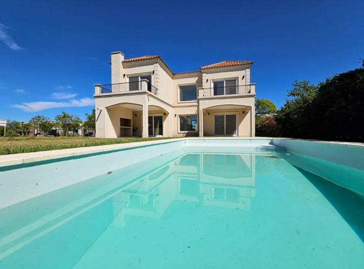 Casa · 216m² · 5 Ambientes · 1 Cochera