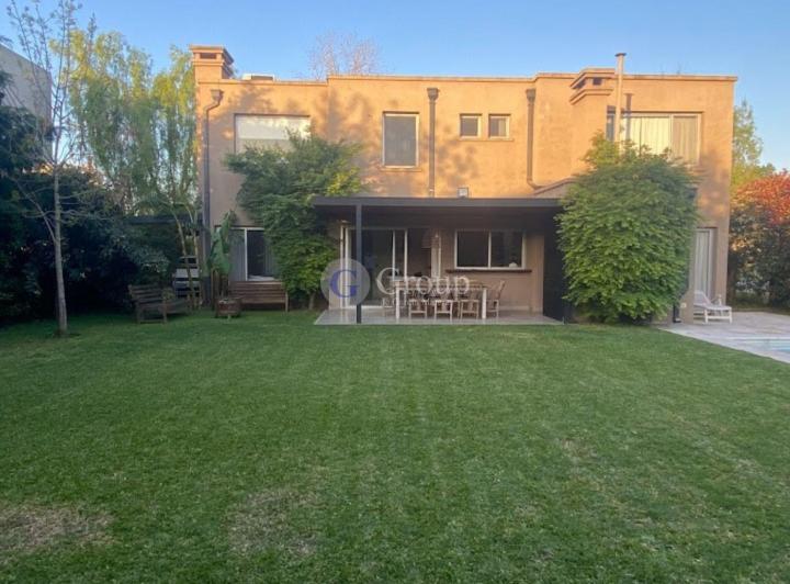Casa · 200m² · 4 Ambientes · 2 Cocheras