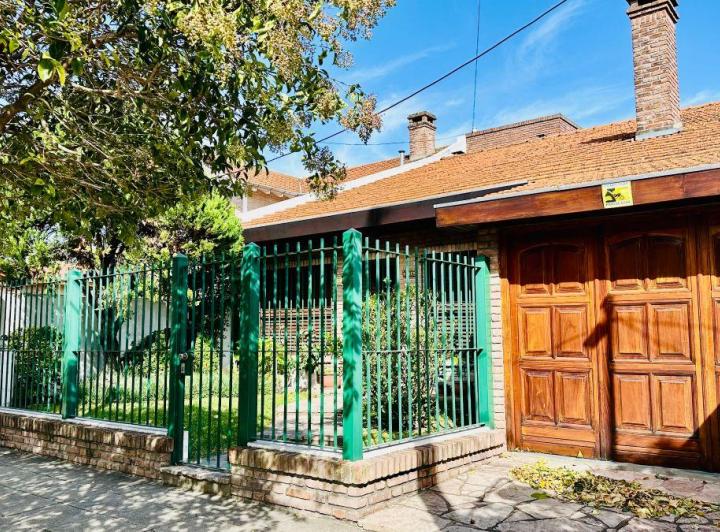 Casa · 245m² · 6 Ambientes · 2 Cocheras
