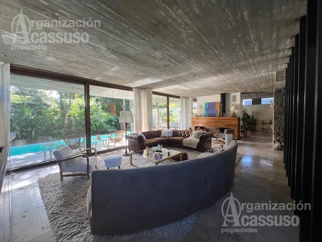 Casa · 338m² · 5 Ambientes · 2 Cocheras
